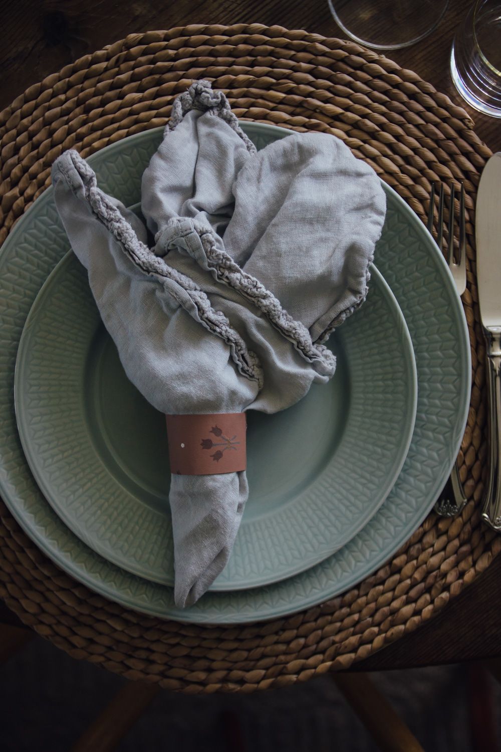 dukning med diy servettring av tapet i rostrött