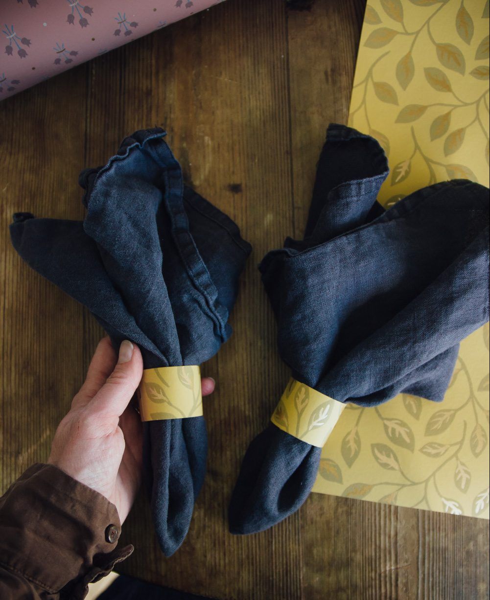 servettringar av gul tapet