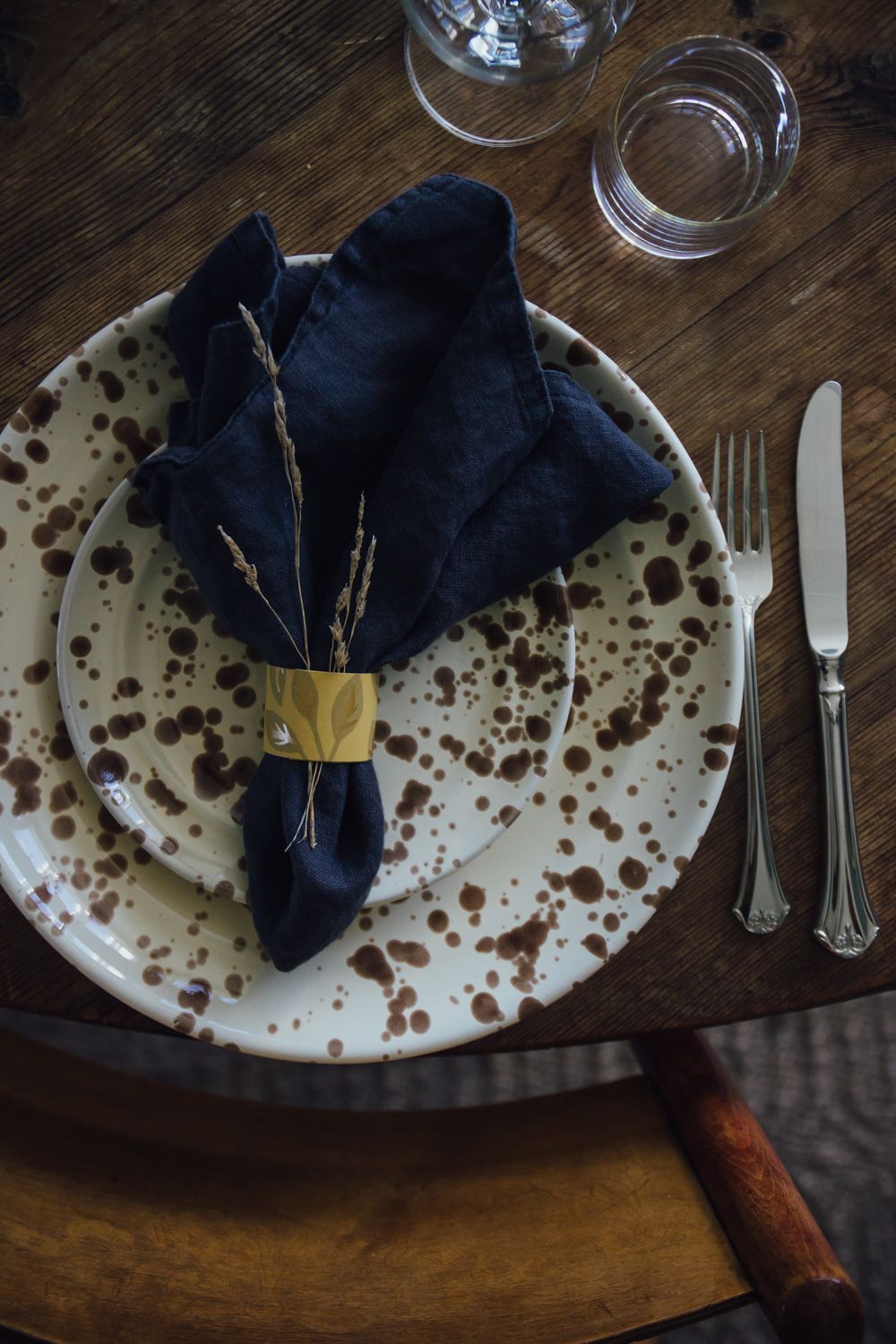 dukning med diy servettring av gul tapet