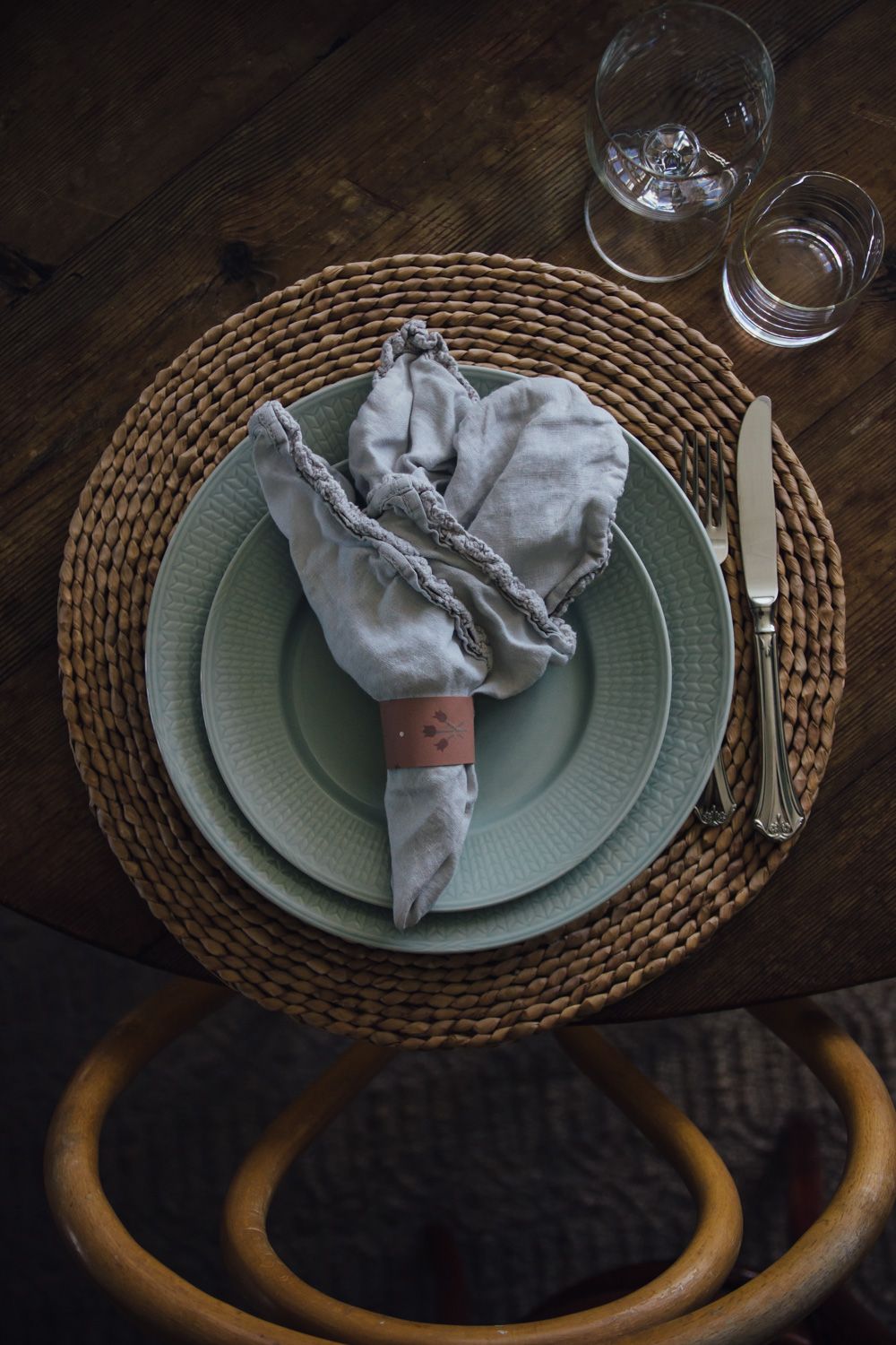 dukning med diy servettring av roströd tapet