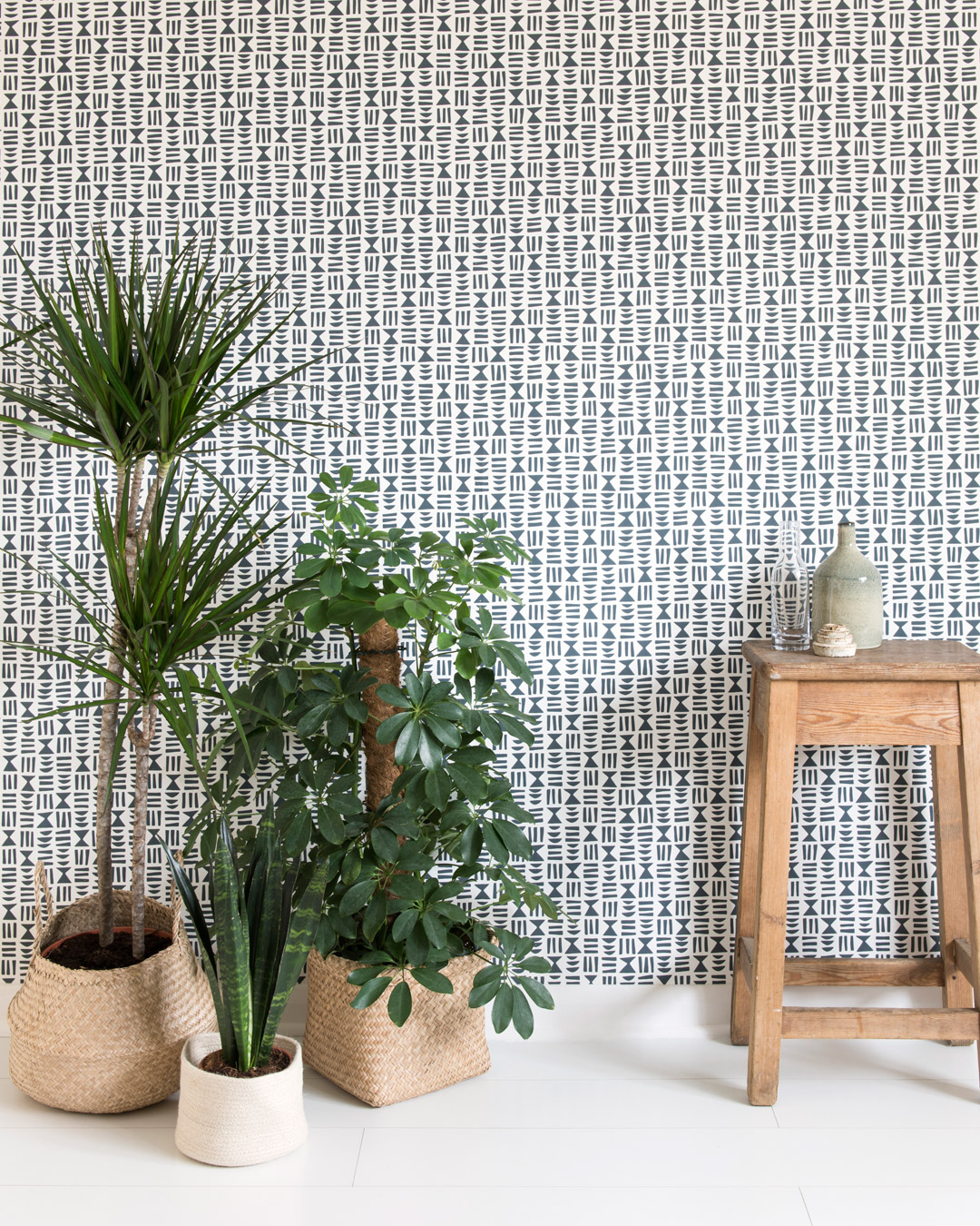 svartvit geometrisk retro tapet med smått mönster och gröna typiska retroväxter