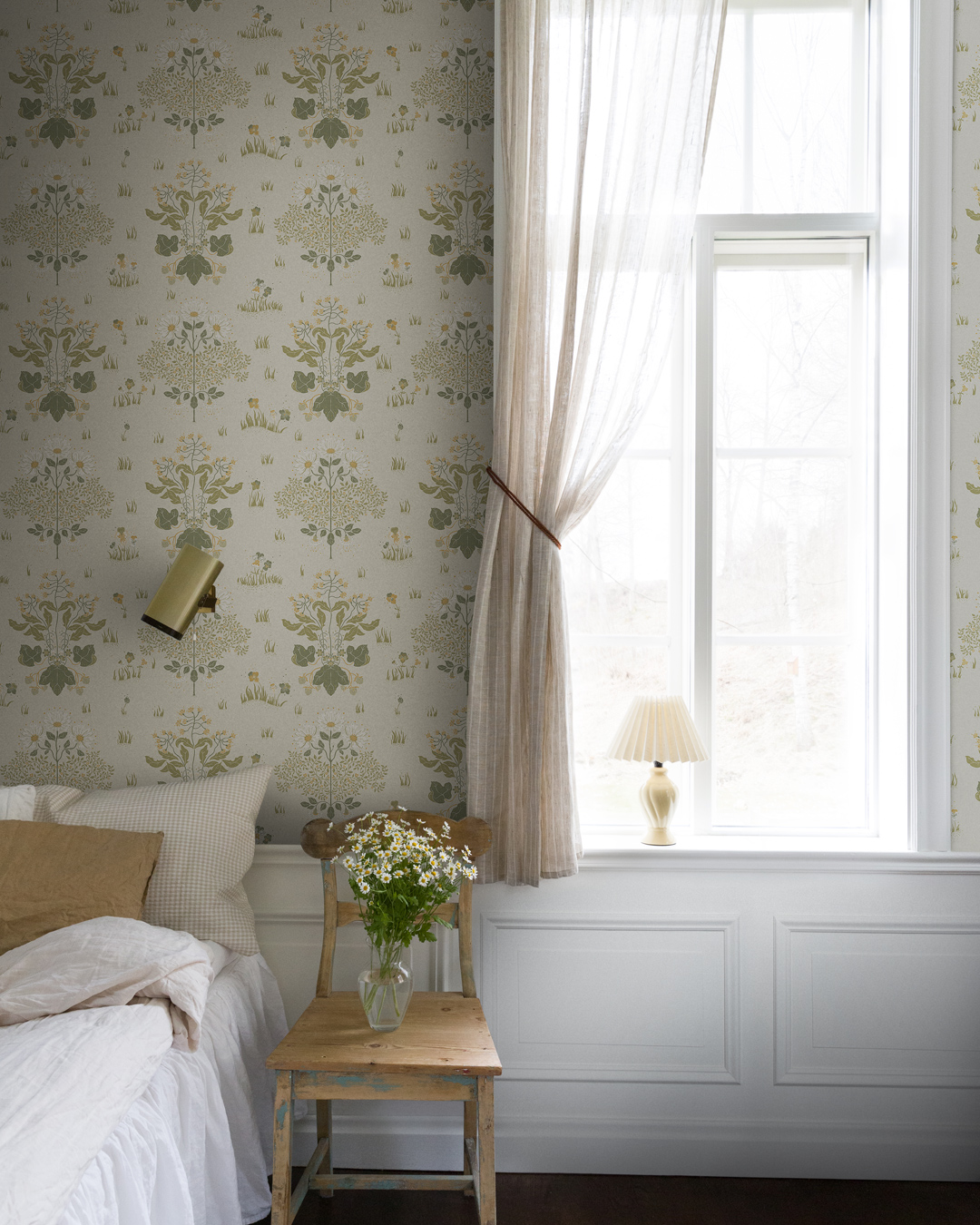 lantlig sovrum tapet med landskapsblommor med skira gardiner och vit bröstpanel