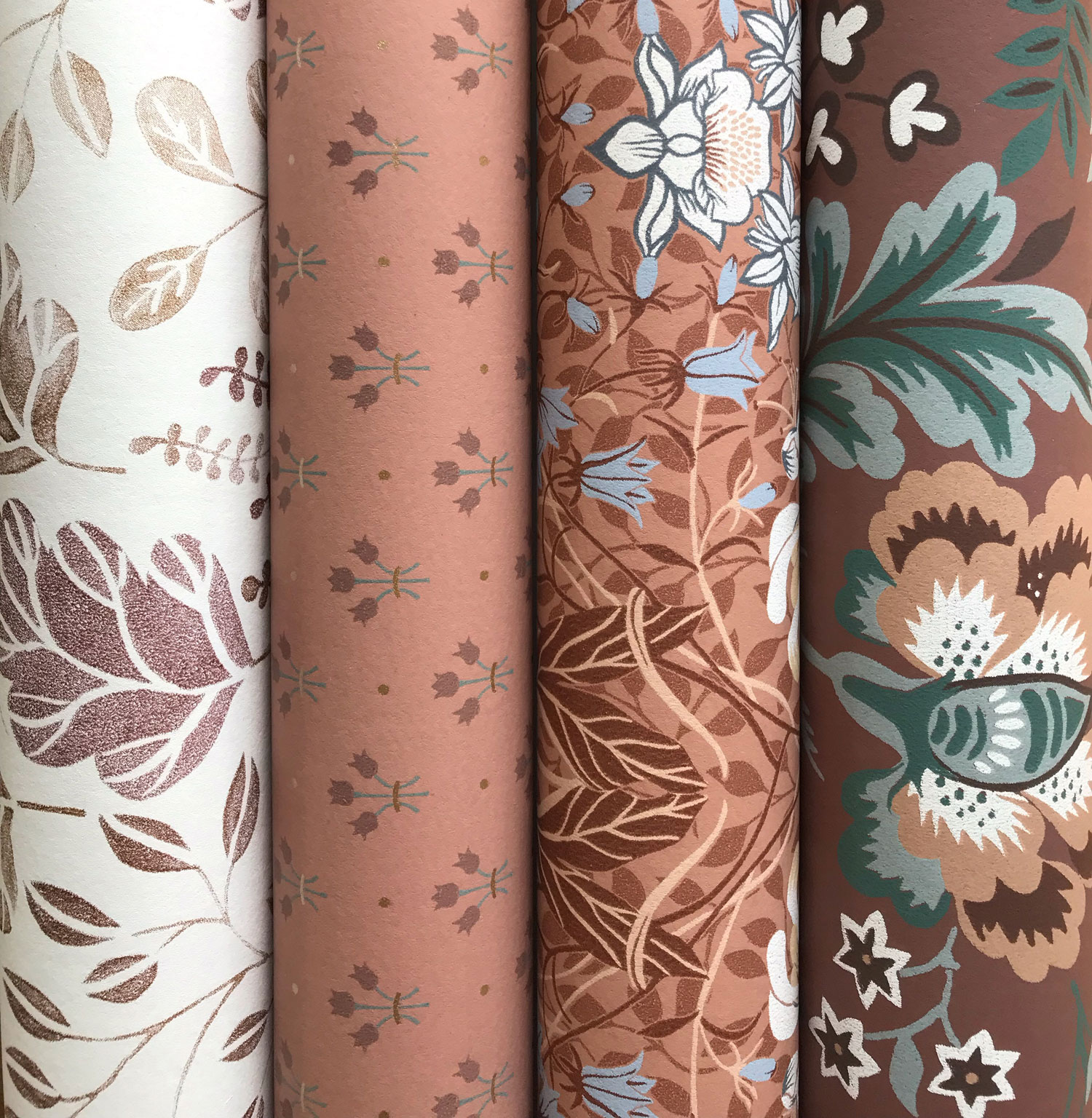 tapetrullar i roströda nyanser