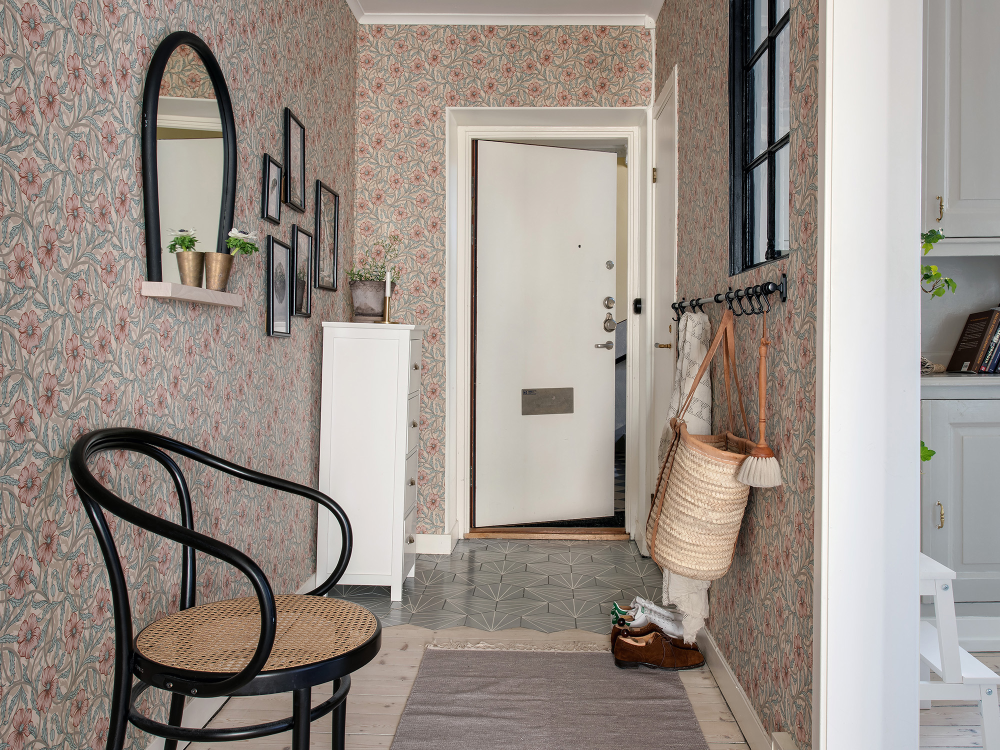 rosa beige blommig tapet i hall designad av hanna wendelbo