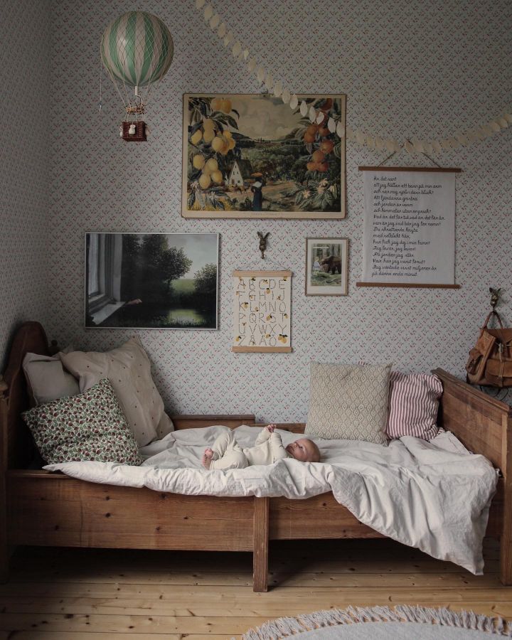 barnrum inspo med barnsäng i trä samt tapet - 43123